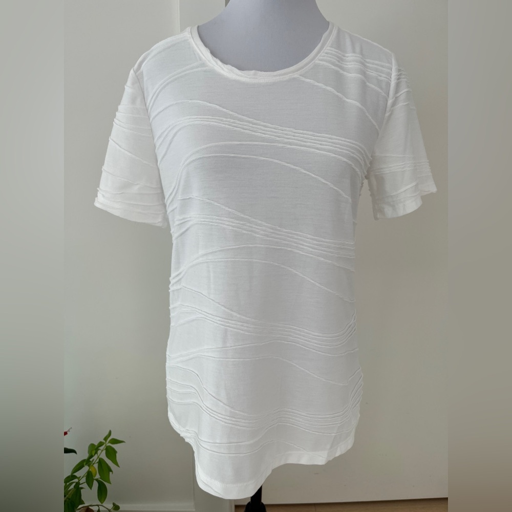 IYLA White T-Shirt Short Sleeve Round Neck Texture Curve Designs Basic Staple